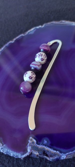 Könyvjelző - Lila sávos achát és virágos porcelán gyöngyös, ezüst színű