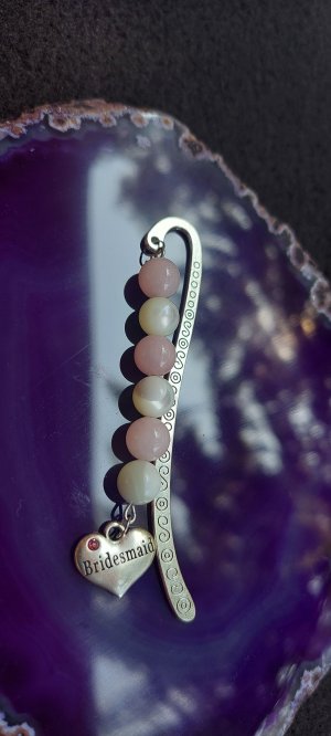 Könyvjelző - Jade és kagyló ásvány gyöngyös  csigavonalas,  bridesmaid feliratú medállal